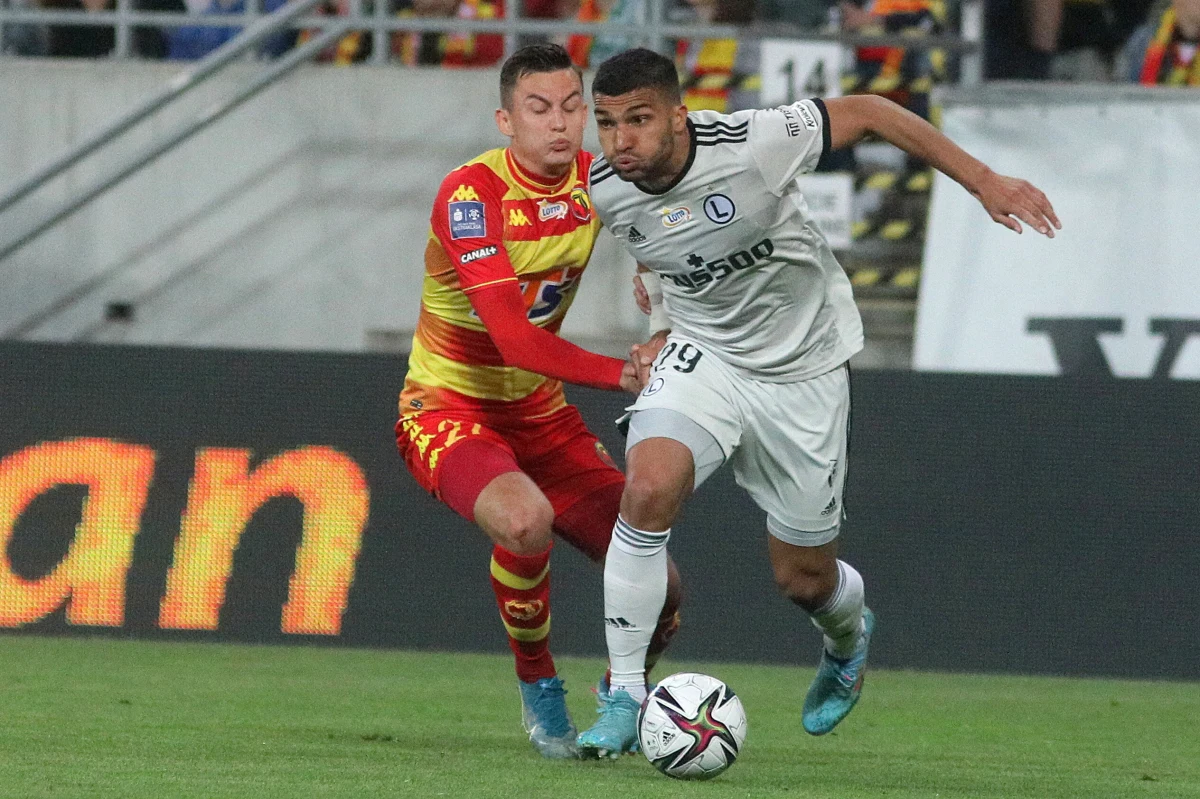 Podział punktów w Białymstoku. Jagiellonia dwa razy obejmowała prowadzenie i dwa razy je traciła. Pechowcem w kolejnym meczu u siebie okazał się jej obrońca, były reprezentant kraju Michał Pazdan, który - próbując ratować zespół przed utratą bramki - znowu strzelił gola samobójczego. Podobnie stało się w poprzednim meczu Jagiellonii w Białymstoku, gdy zremisowała ze Śląskiem Wrocław.