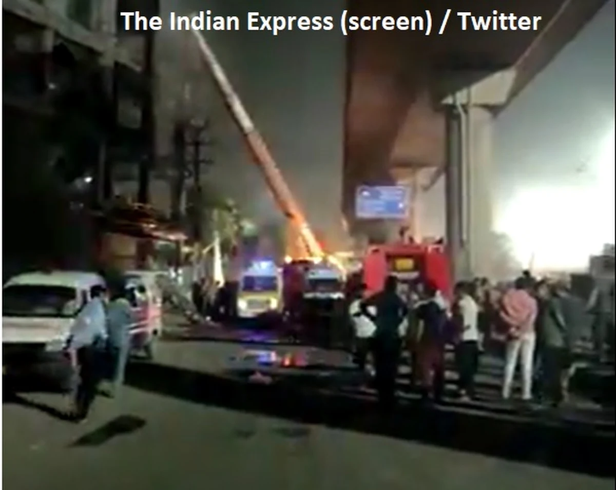 Co najmniej 27 osób zginęło w piątek w pożarze czteropiętrowego budynku handlowego w stolicy Indii Delhi - poinformowały miejscowe służby ratownicze. Ogień został ugaszony, ale akcja poszukiwacza trwa, zatem liczba ofiar może jeszcze się zwiększyć.