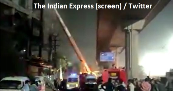Co najmniej 27 osób zginęło w piątek w pożarze czteropiętrowego budynku handlowego w stolicy Indii Delhi - poinformowały miejscowe służby ratownicze. Ogień został ugaszony, ale akcja poszukiwacza trwa, zatem liczba ofiar może jeszcze się zwiększyć.