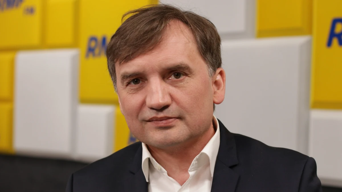 "Te pieniądze się nam należą jak przysłowiowa kość psu" - mówił w RMF FM Zbigniew Ziobro - minister sprawiedliwości i lider Solidarnej Polski, odnosząc się do Krajowego Planu Odbudowy i zapowiadanej na najbliższe dni jego akceptacji przez Komisję Europejską. "Jesteśmy żyrantem kredytu. Wszystkie państwa Unii Europejskiej żyrują kredyt. Gdyby Polska się nie zgodziła - tych pieniędzy by nie było. Co więcej, my już spłacamy ten kredyt" - tłumaczył gość Krzysztofa Ziemca. "One (pieniądze z UE - przyp. red.) mogły być bez szantażu. Uważaliśmy, że na etapie, kiedy szantaż był, trzeba było złożyć weto, by wyeliminować ten mechanizm. Jest sytuacja nadzwyczajna, jest wojna za naszą granicą, są dramatyczne skutki w gospodarce (...). Zgodziliśmy się jako Solidarna Polska na pewne kompromisy w imię stanu wyższej konieczności" - podkreślał. 