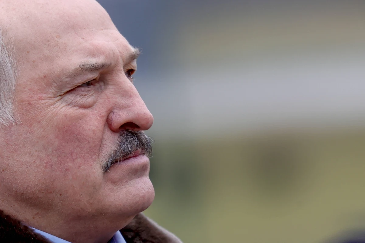 Alaksandr Łukaszenka podpisał dekret o zwolnieniu Uładzimira Czuszaua, ambasadora Białorusi w Polsce. Jesienią 2020 r. z inicjatywy strony białoruskiej ambasadorzy Polski i Białorusi zostali odwołani na „na konsultacje” do swoich krajów i nie przebywali w państwach akredytacji.