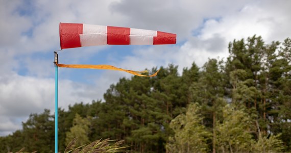 Instytut Meteorologii i Gospodarki Wodnej wydał ostrzeżenie pierwszego stopnia o silnym wietrze w strefie brzegowej i nadmorskich powiatach województwa pomorskiego. Chodzi o powiaty: pucki, wejherowski, lęborski i słupski.