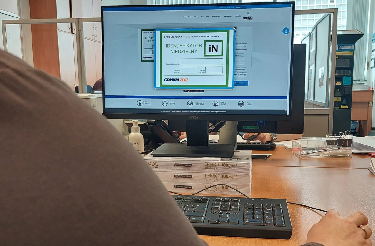 W niedzielę, 15 maja zaczną obowiązywać Identyfikatory Mieszkańca Gdyni, które uprawniają do darmowego parkowania w Śródmiejskiej Strefie Płatnego Parkowania w każdą niedzielę. Dotyczy to osób, które złożyły odpowiedni  wniosek i otrzymały potwierdzenie nadania identyfikatora.