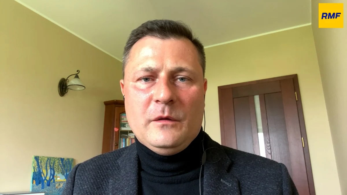 "Ubolewamy, że konflikt w ramach Zjednoczonej Prawicy trwa już tak długo. Już w ubiegłym roku premier Morawiecki w Strasburgu zapowiadał, że likwidacja Izby Dyscyplinarnej, a więc zakończenie konfliktu ze Zbigniewem Ziobro jest kwestią właściwie formalną. Od tego momentu minęło prawie 8 miesięcy" - mówił w Rozmowie w Południe w RMF FM poseł Polskiego Stronnictwa Ludowego Krzysztof Paszyk. "W tym czasie ten konflikt buldogów pod dywanem w ramach Zjednoczonej Pawicy kosztował Polskę - każdą Polkę i każdego Polaka - blisko miliard złotych" - dodał. 