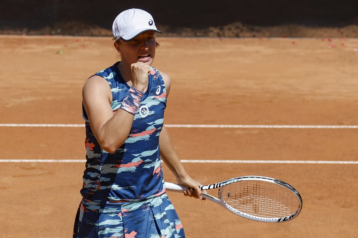 Iga Świątek zagra o piąty tytuł w tym roku. Polka w półfinale turnieju WTA w Rzymie pokonała Białorusinkę Arynę Sabalenkę 2:0 (6:2, 6:1) i odniosła 27. zwycięstwo z rzędu. Jutro w finale zmierzy się ze zwyciężczynią pojedynku Ons Jabeur - Daria Kasatkina.