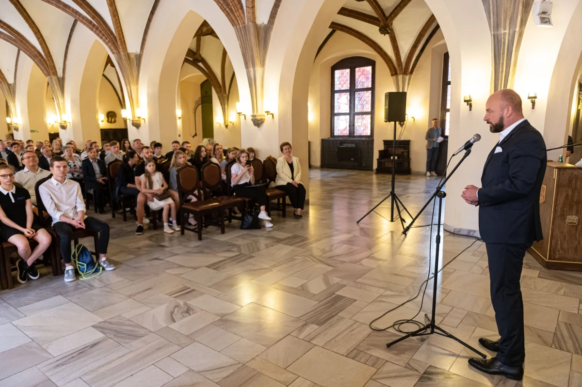 Ponad 900 tys. zł wyniosła pula Nagród Prezydenta Wrocławia, które Jacek Sutryk rozdzielił pomiędzy 123 sportowców i 45 trenerów za ich sukcesy w 2021 roku. W tej grupie znalazła się m.in. podwójna medalistka olimpijska z Tokio, Natalia Kaczmarek .