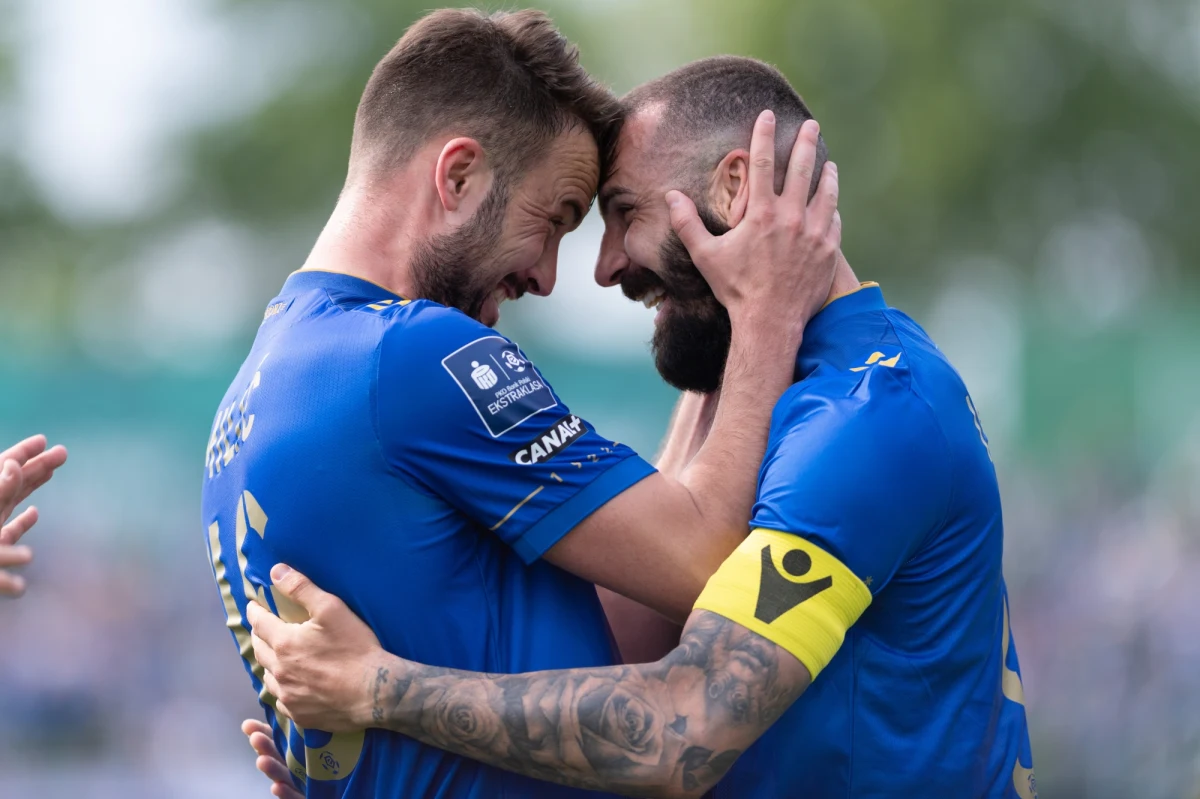 Piłkarze Lecha Poznań po wygranej w Grodzisku Wielkopolskim w derbach miasta z Wartą 2:1 są coraz bliżej mistrzostwa Polski. Z ósmego w historii tytułu mogą się cieszyć jeszcze dziś, jeżeli w rozpoczynającym się o godz. 17:30 meczu Raków Częstochowa nie pokona w Lubinie Zagłębia.