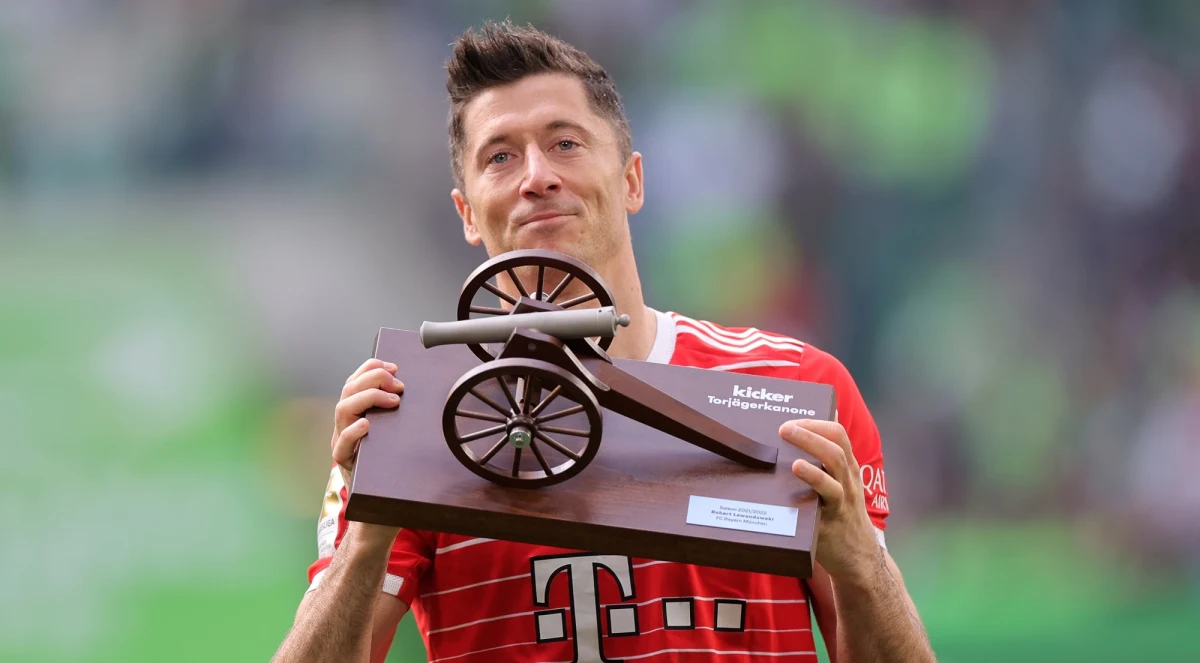 Robert Lewandowski zdobył 35. ligową bramkę i po raz siódmy w karierze został królem strzelców piłkarskiej ekstraklasy Niemiec. Na zakończenie sezonu Bundesligi jego Bayern Monachium, który już wcześniej zapewnił sobie tytuł, zremisował na wyjeździe z VfL Wolfsburg 2:2.