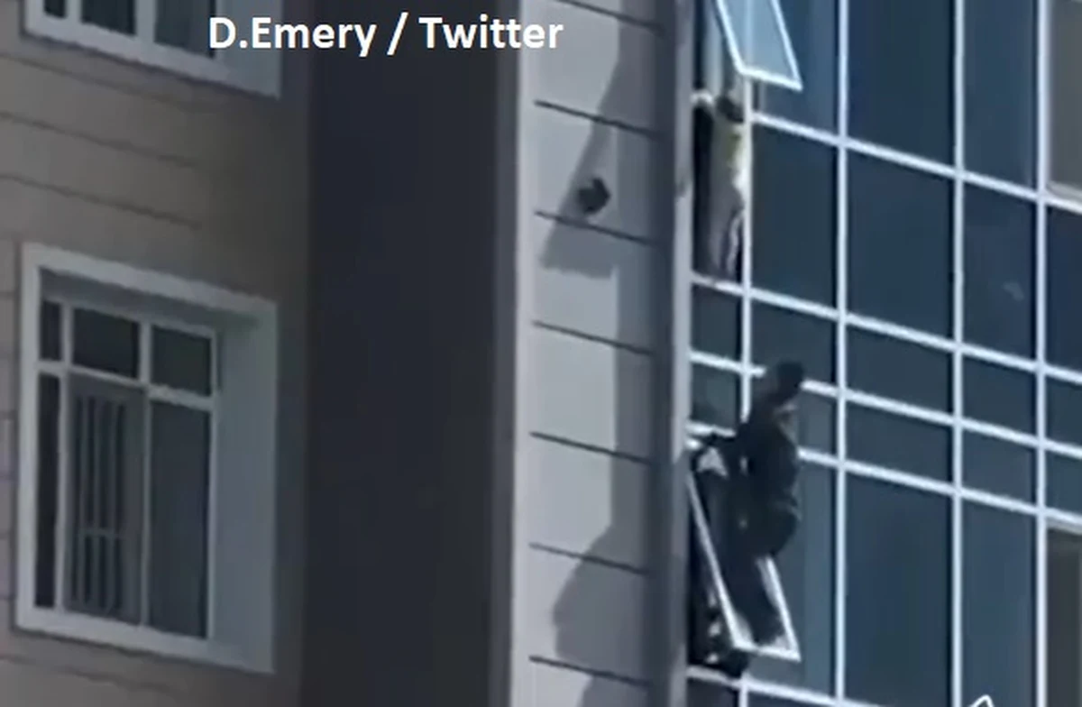 Dzięki bohaterskiej interwencji 37-letniego mężczyzny w Kazachstanie nie doszło do tragedii. Mężczyzna uratował 3-latkę, która zwisała z okna na ósmym piętrze.