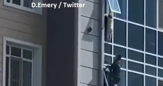 Dzięki bohaterskiej interwencji 37-letniego mężczyzny w Kazachstanie nie doszło do tragedii. Mężczyzna uratował 3-latkę, która zwisała z okna na ósmym piętrze.