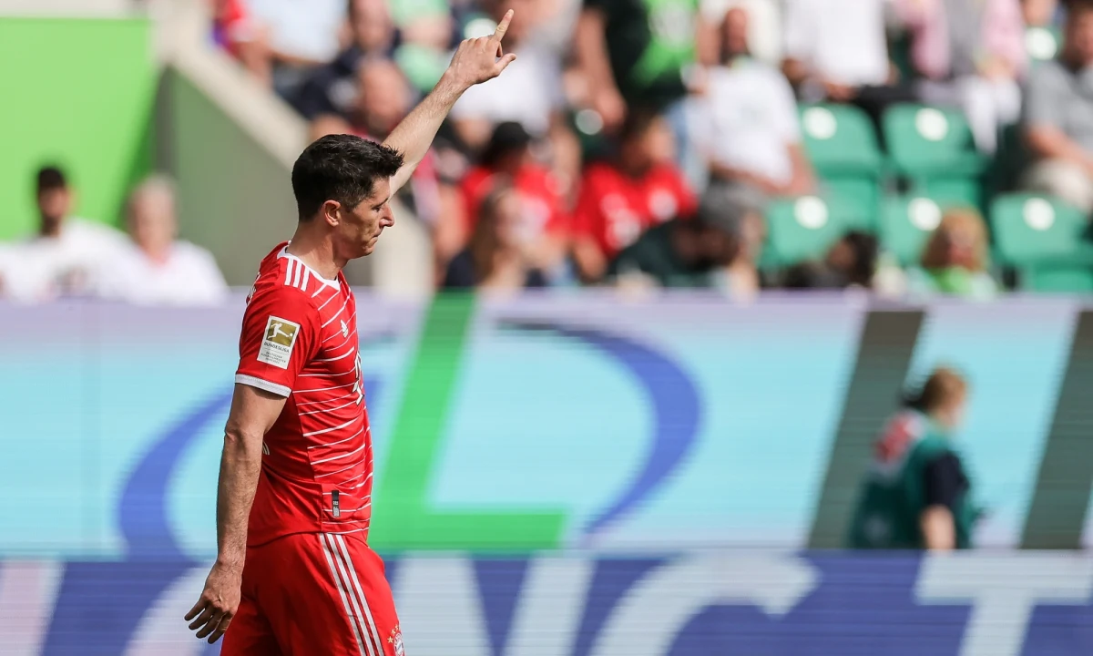 Robert Lewandowski na antenie Viaplay oficjalnie potwierdził, że nie przedłuży kontraktu z Bayernem Monachium. Jego umowa wygasa latem 2023 roku. Dodał, że być może mecz przeciwko VfL Wolfsburg był jego ostatnim, pożegnalnym występem w klubie z Bawarii.