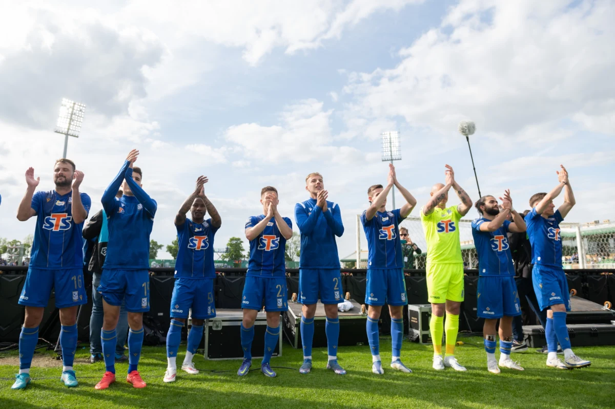Piłkarze Lecha na jedną kolejkę przed końcem sezonu zapewnili sobie mistrzostwo Polski. W sobotę poznański zespół wygrał w Grodzisku Wielkopolskim derbowy mecz z Wartą 2:1, a wicelider Raków Częstochowa przegrał w Lubinie z broniącym się przed spadkiem Zagłębiem 0:1.