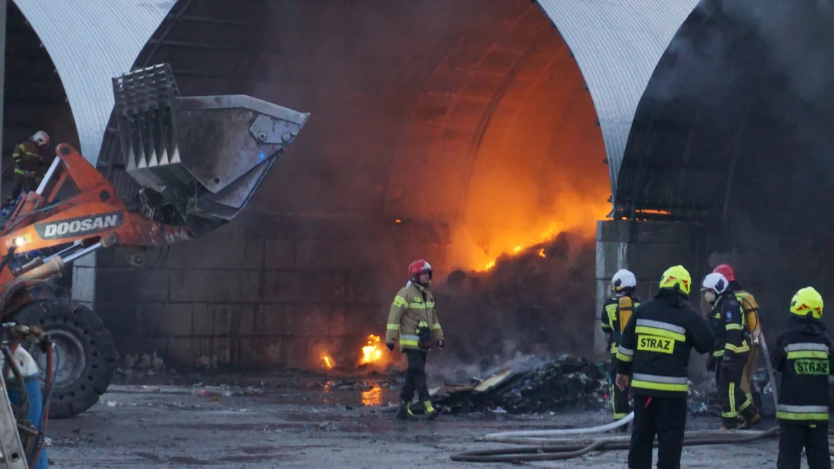 Strażacy dogaszają pożar odpadów w sortowni śmieci przy ulicy Przemysłowej w Ostródzie w woj. warmińsko-mazurskim. Informację o pożarze strażacy otrzymali około godz. 3.00 od kierowcy przejeżdżającego pobliską drogą ekspresową S7. 