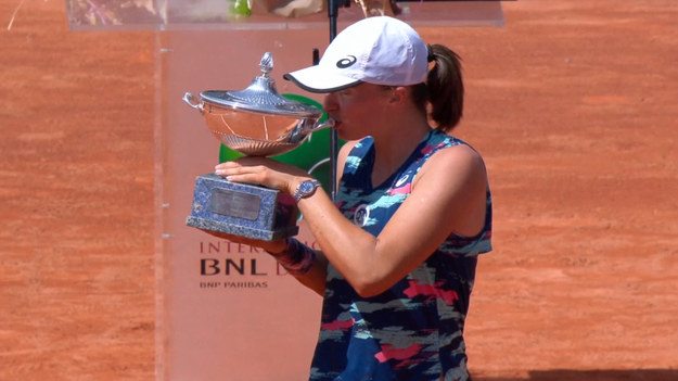 Iga Świątek znów zwycięska. 20-letnia Polka wygrała turniej WTA 1000 w Rzymie. W finale pokonała Tunezyjkę Ons Jabeur 6:2, 6:2. To piąte zwycięstwo w tym sezonie, ósme w karierze. A już za tydzień rozpoczyna się Roland Garros.