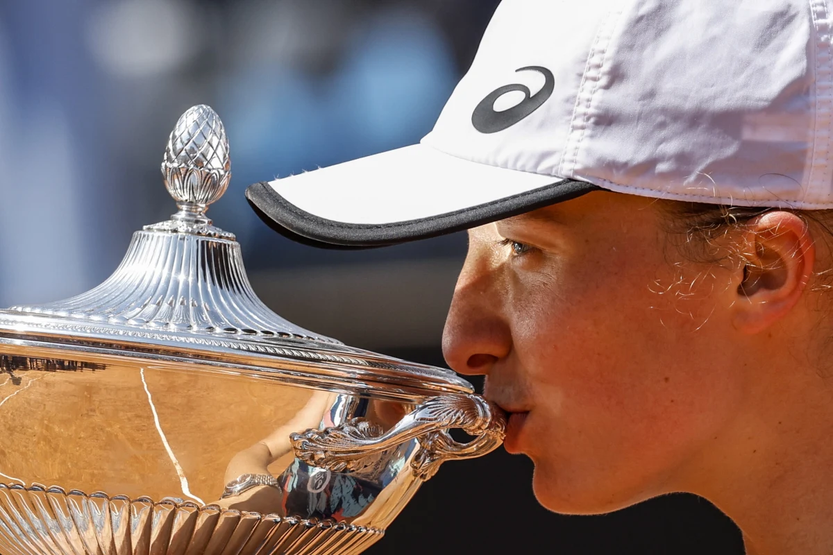 "Królowa Iga Świątek pozostała na tronie w Rzymie" - podkreślają włoskie media po niedzielnej wygranej liderki światowego rankingu z Tunezyjką Ons Jabeur w finale turnieju WTA 1000 na Foro Italico.