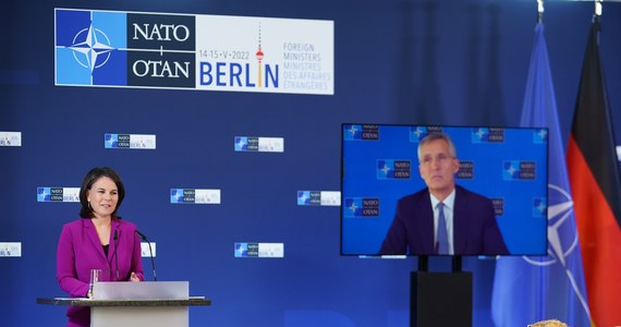 „Drzwi do NATO są otwarte dla Finlandii i Szwecji, a wniosek obu krajów o dołączenie do Sojuszu będzie historycznym momentem” - zapewnili dziś sekretarz generalny organizacji Jens Stoltenberg i minister spraw zagranicznych Niemiec Annalena Baerbock po dwudniowym nieformalnym spotkaniu szefów MSZ państw NATO w Berlinie.
