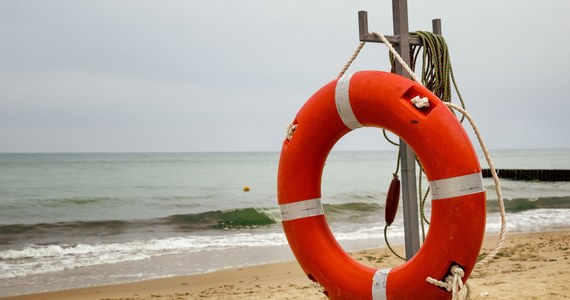 Mimo galopującej inflacji i rosnących kosztów większość nadmorskich gmin nie zwiększyła wydatków związanych z bezpieczeństwem na plażach. Kłopoty z opłacaniem i zatrudnianiem ratowników, które pojawiają się od lat, mogą być w tym roku jeszcze większe. W wielu miejscach przetargi już trzeba powtarzać, bo oferty przekraczają możliwości samorządów.