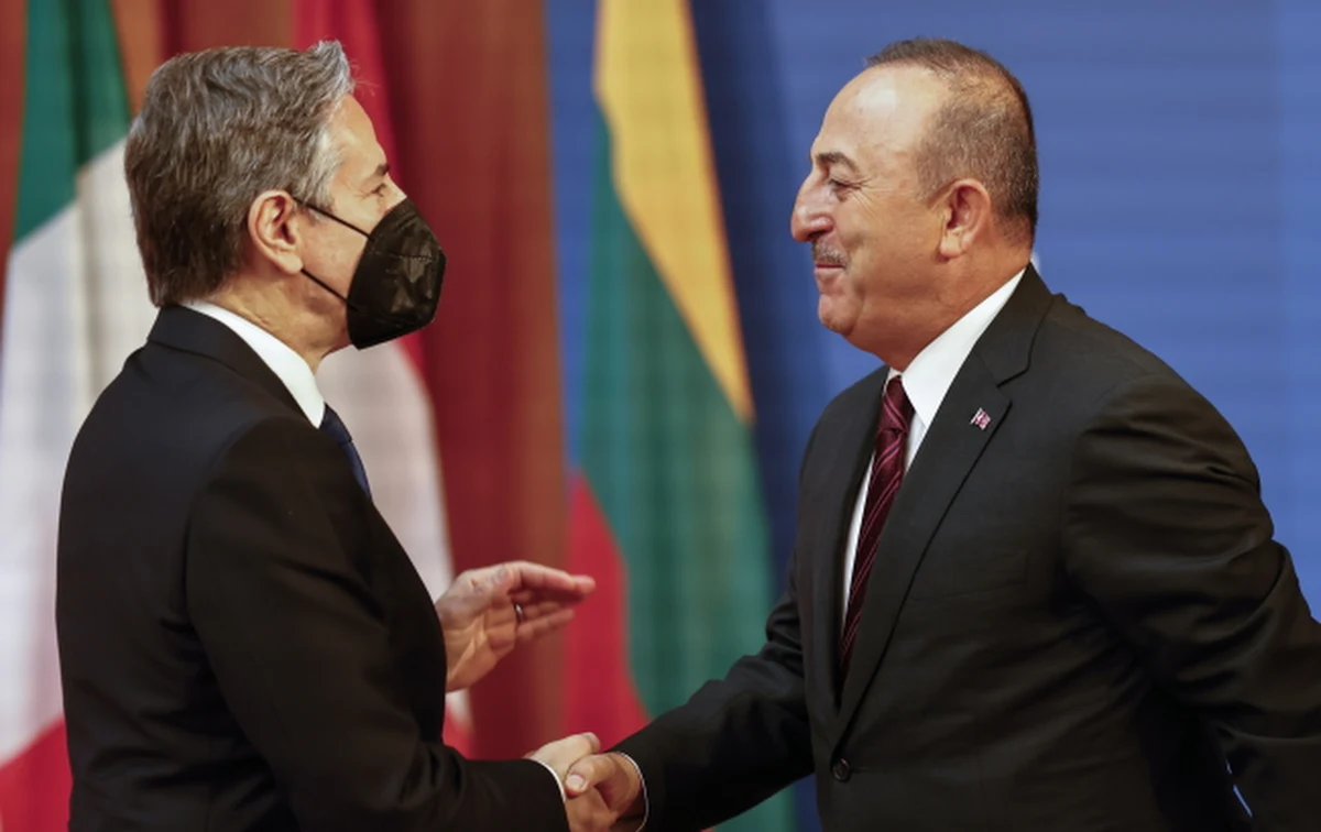 "Miałem okazję rozmawiać z ministrem spraw zagranicznych Turcji Mevlutem Cavusoglu i uważam, że osiągniemy konsensus w kwestii przyjęcia Szwecji i Finlandii do NATO, jeśli kraje te postanowią kandydować" - powiedział sekretarz stanu USA Antony Blinken w niedzielę po nieformalnym spotkaniu szefów dyplomacji państw NATO w Berlinie.