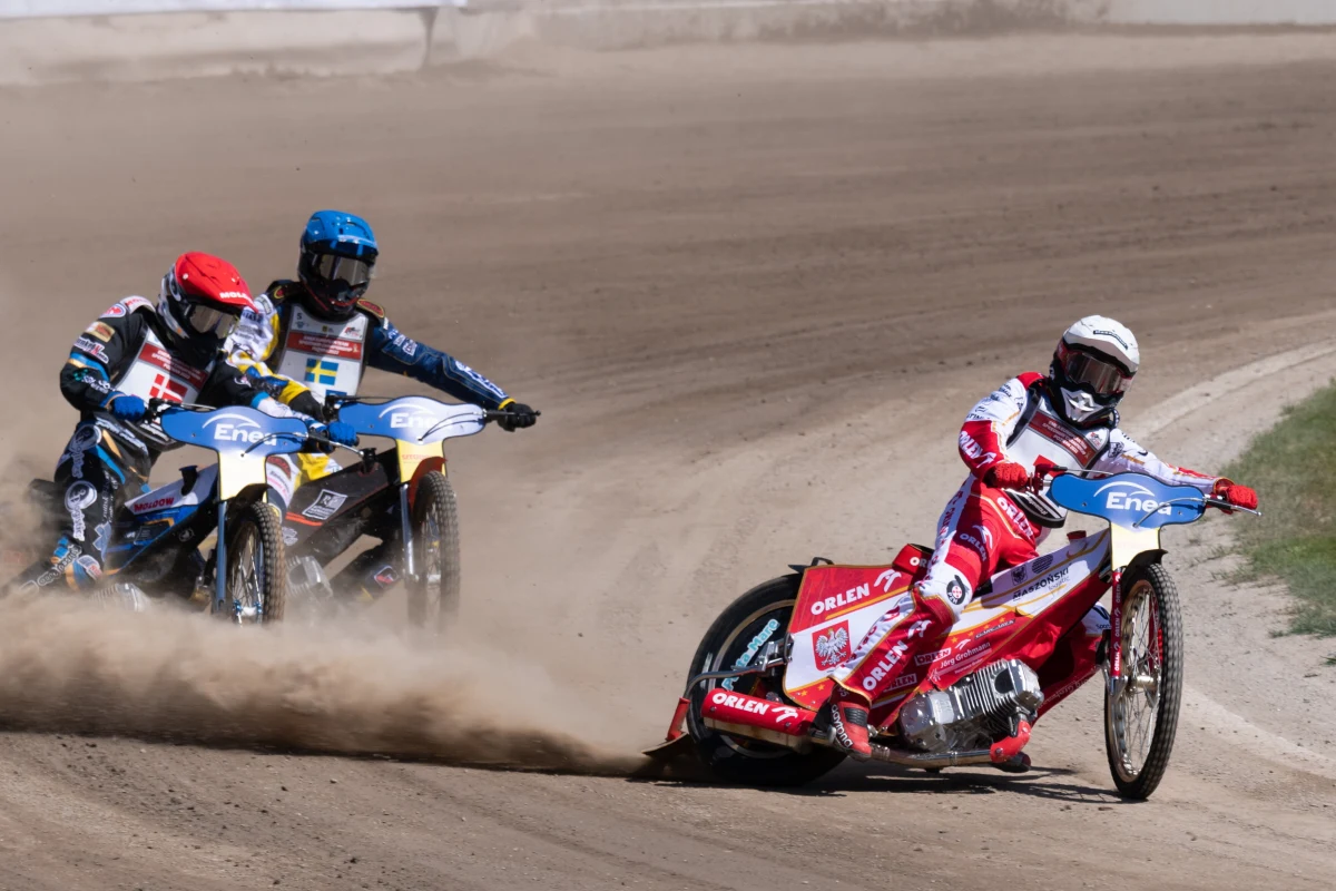 Reprezentacja Polski na żużlu w składzie: Bartosz Zmarzlik, Maciej Janowski, Janusz Kołodziej, Patryk Dudek została w Poznaniu drużynowym mistrzem Europy. Srebrny medal wywalczyła Dania, a brązowy - Wielka Brytania. Czwarte miejsce zajęła Szwecja.