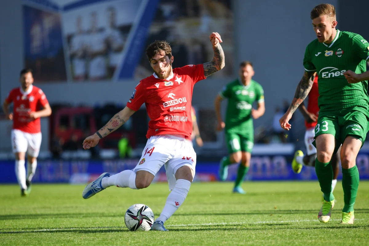 Wisła Kraków spada z ekstraklasy. "Biała Gwiazda" przegrała na wyjeździe z Radomiakiem Radom 2:4, mimo że prowadziła już 2:0.