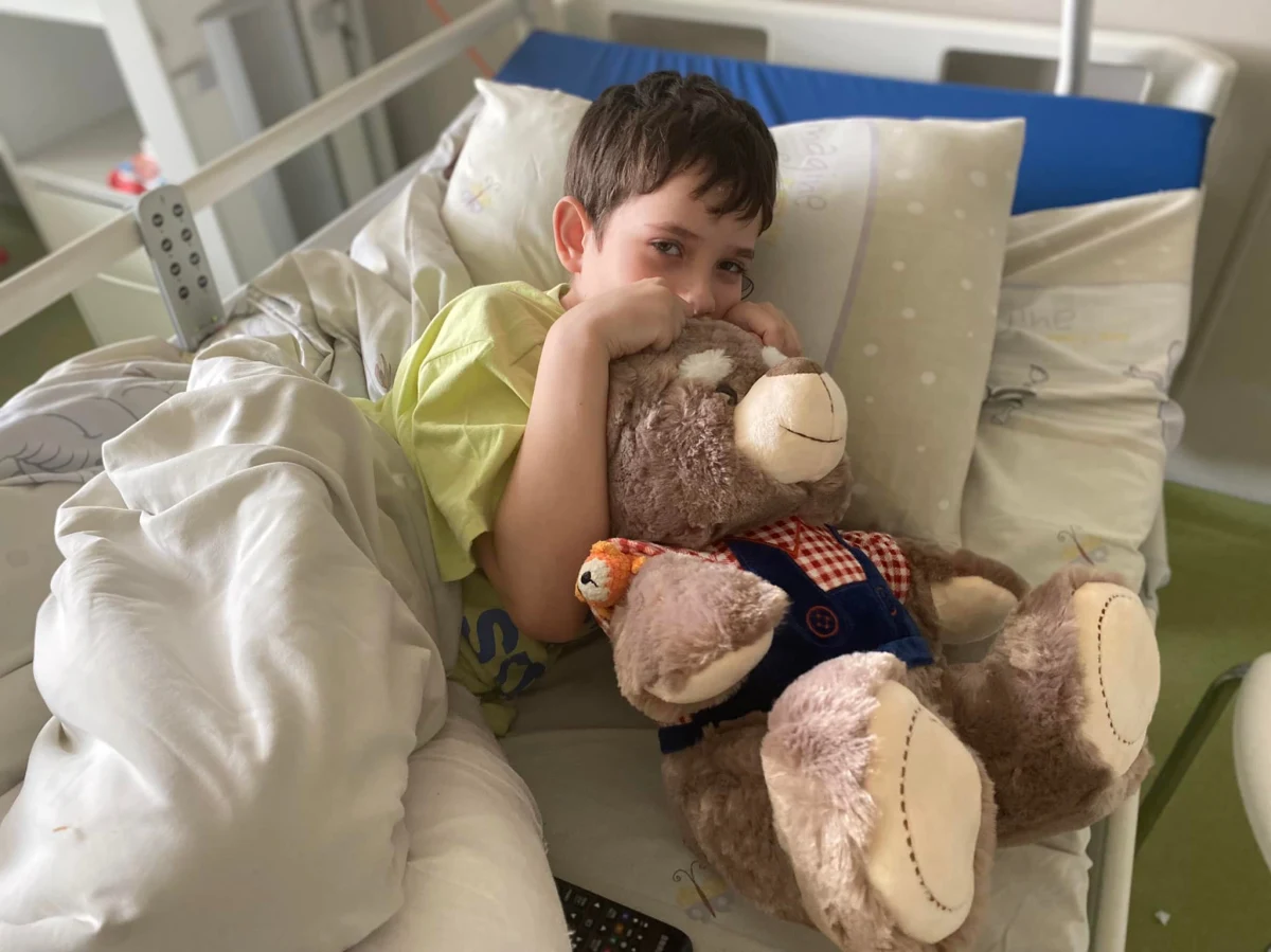 ​10-letni Illa z Mariupola przeżył rosyjski ostrzał, chociaż został ranny i groziła mu amputacja nogi. Jego mama, ranna w głowę w czasie tego samego ataku, zmarła w ramionach syna - poinformowali lekarze szpitala dziecięcego Ochmatdyt w Kijowie, w którym przebywa teraz chłopiec.