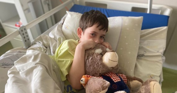 ​10-letni Illa z Mariupola przeżył rosyjski ostrzał, chociaż został ranny i groziła mu amputacja nogi. Jego mama, ranna w głowę w czasie tego samego ataku, zmarła w ramionach syna - poinformowali lekarze szpitala dziecięcego Ochmatdyt w Kijowie, w którym przebywa teraz chłopiec.