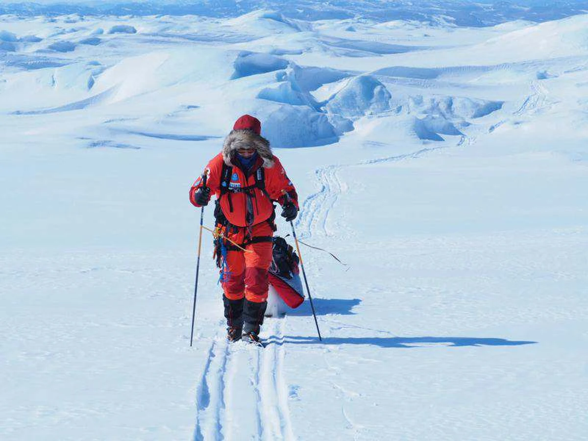 Już 180 kilometrów pokonali Mateusz Waligóra i Łukasz Supergan, idący na nartach przez całą Grenlandię. Ich cel to przejście największej wyspy świata z zachodu na wschód. Całe swoje zaopatrzenie ciągną na saniach, a do przejścia mają w sumie 600 kilometrów. Za nimi już kilkanaście dni wyprawy. "Nastroje w zespole są dobre. Radzimy sobie ze wszelkimi problemami, które Grenlandia stawia na naszej drodze - z usterkami sprzętu, z problemami zdrowotnymi. Trzymamy się ciepło, pomimo panującej temperatury" - opowiada Waligóra w specjalnej relacji z trasy dla RMF FM.