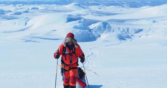 Już 180 kilometrów pokonali Mateusz Waligóra i Łukasz Supergan, idący na nartach przez całą Grenlandię. Ich cel to przejście największej wyspy świata z zachodu na wschód. Całe swoje zaopatrzenie ciągną na saniach, a do przejścia mają w sumie 600 kilometrów. Za nimi już kilkanaście dni wyprawy. "Nastroje w zespole są dobre. Radzimy sobie ze wszelkimi problemami, które Grenlandia stawia na naszej drodze - z usterkami sprzętu, z problemami zdrowotnymi. Trzymamy się ciepło, pomimo panującej temperatury" - opowiada Waligóra w specjalnej relacji z trasy dla RMF FM.