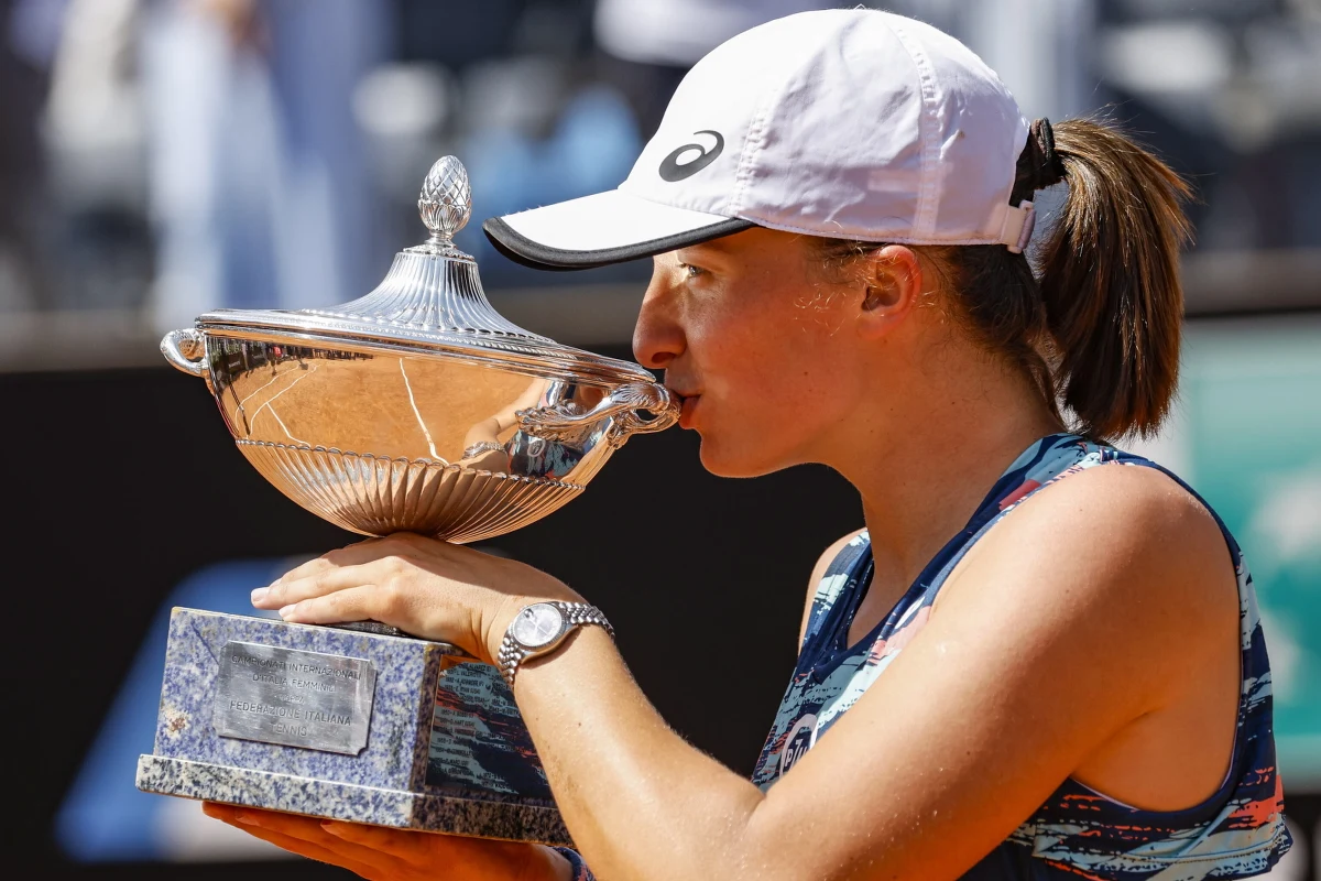 Po niedzielnym zwycięstwie w turnieju w Rzymie Iga Świątek umocniła się prowadzeniu w rankingu WTA. Polska tenisistka wygrała 28 meczów z rzędu. Z 12. na 13. miejsce wśród mężczyzn spadł Hubert Hurkacz. Już za tydzień początek wielkoszlemowego turnieju Rolanda Garrosa. 