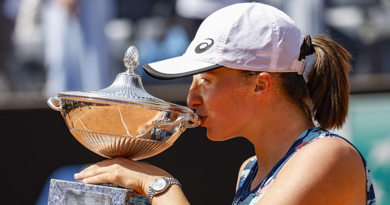 Po niedzielnym zwycięstwie w turnieju w Rzymie Iga Świątek umocniła się prowadzeniu w rankingu WTA. Polska tenisistka wygrała 28 meczów z rzędu. Z 12. na 13. miejsce wśród mężczyzn spadł Hubert Hurkacz. Już za tydzień początek wielkoszlemowego turnieju Rolanda Garrosa. 