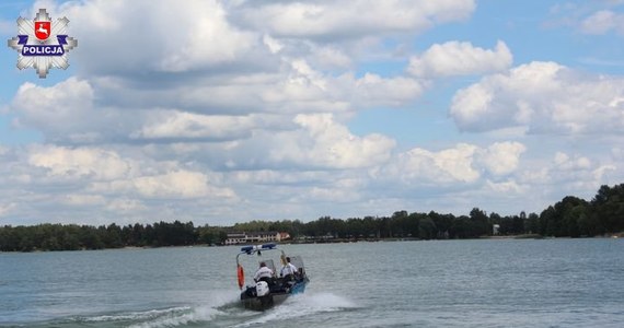 Policja pod nadzorem prokuratury wyjaśnia okoliczności śmierci 56-letniego mieszkańca Lublina. Jego ciało wyłowiono w niedzielę wieczorem ze sztucznego zbiornika w Dratowie (woj. lubelskie).