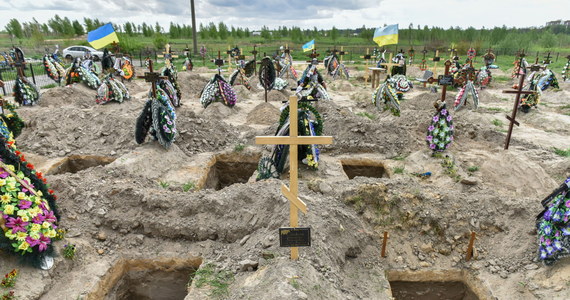 Egzekucje na placach zabaw i w ciemnych piwnicach - według brytyjskiej BBC ponad połowa ofiar w Buczy to ofiary rosyjskich zbrodni wojennych. Inwazja Rosji na Ukrainę trwa już blisko trzy miesiące.