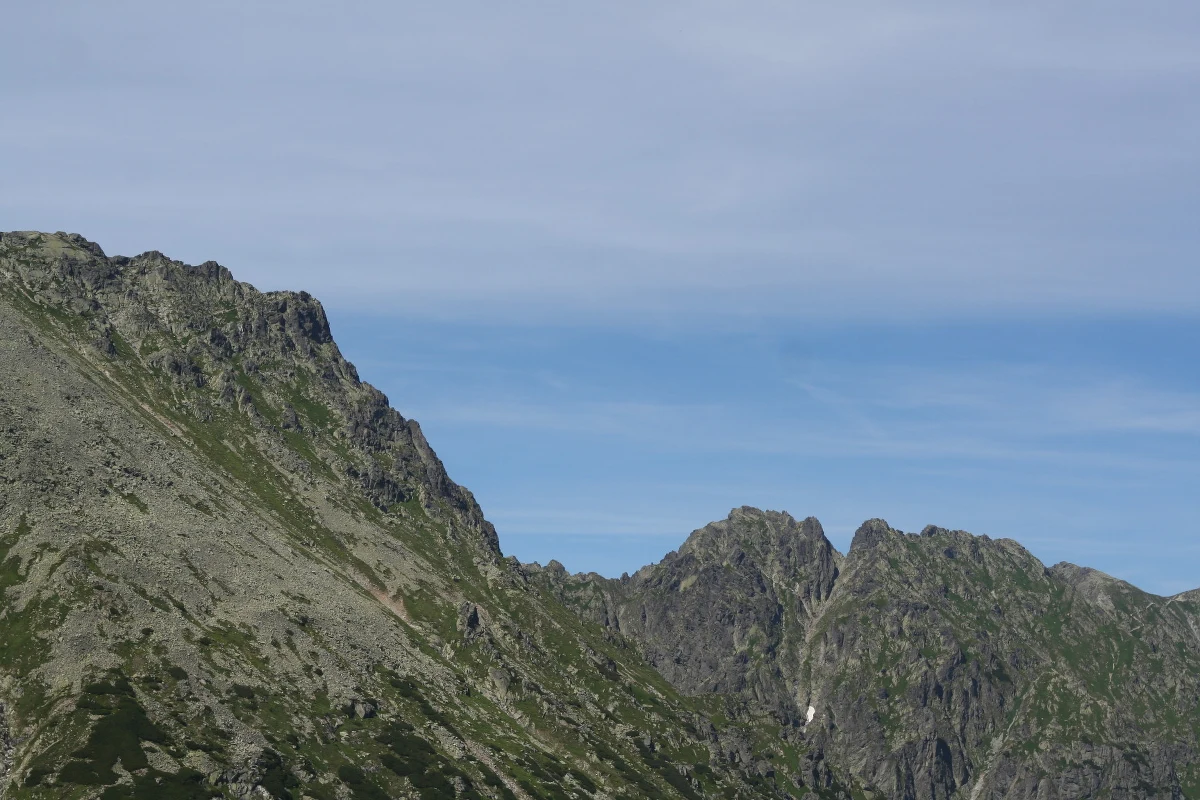 Piękna pogoda i wciąż zalegający na tatrzańskich szlakach śnieg przyczyniły się do sporej liczby interwencji ratowników TOPR. Tylko w niedzielę udzielali oni pomocy siedmiu osobom, z których pięć po poślizgnięciu na stromym śniegu, wymagało transportu do szpitala śmigłowcem. Pod Szpiglasową Przełęczą wypadkowi uległa czteroosobowa rodzina. Trójka z nich została poważnie ranna.