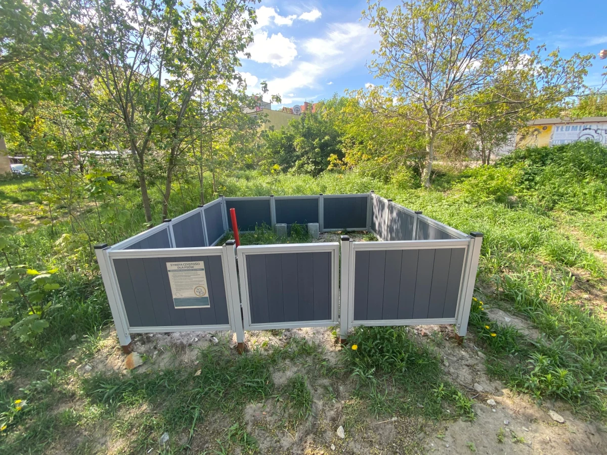 W gdyńskiej dzielnicy Grabówek miasto postawiło psie strefy. Nie przypominają one typowych wybiegów, gdzie pies może się wybiegać, a właściciel mu towarzyszyć, np. siedząc na ławce. To boksy niewielkich rozmiarów, dokładnie trzy na trzy metry. 