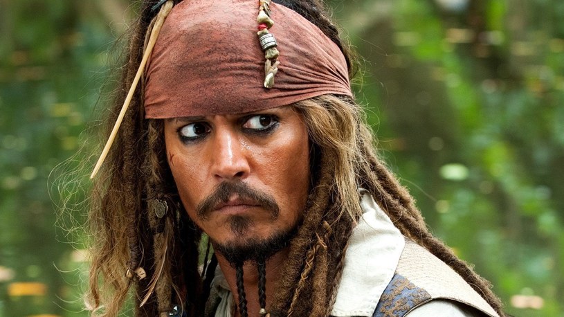Jednym z nieoczekiwanych skutków trwającego od 11 kwietnia procesu między Johnnym Deppem a Amber Heard jest reaktywacja petycję o przywrócenie aktora do roli Jacka Sparrowa w szóstej części "Piratów z Karaibów". Do tej pory podpisało ją już ponad 840 tys. fanów. Optymizm tych, którzy liczą na powrót Deppa ostudził właśnie producent filmu, Jerry Bruckheimer. W niedawnej rozmowie z "The Times" stwierdził, że obecnie nie widzi szans na współpracę z tym gwiazdorem.