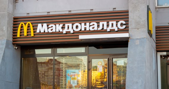 ​Sieć restauracji McDonald's ogłosiła, że opuszcza Rosję i sprzeda swoje lokale w kraju w związku z inwazją na Ukrainę. Agencja TASS twierdzi, że "zastępca" sieci może rozpocząć działalność już w czerwcu.