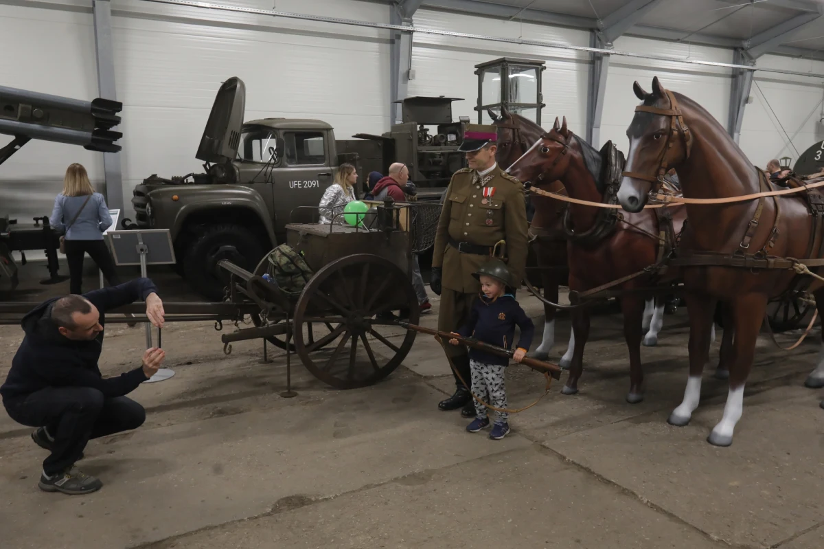 21 maja rozpocznie się nabór do nowego rodzaju służby w wojsku – dobrowolnej zasadniczej służby wojskowej. Z tej okazji, w 32 miejscowościach w całej Polsce, odbędą się pikniki wojskowe pod hasłem „Wstąp do dobrowolnej zasadniczej służby wojskowej”.