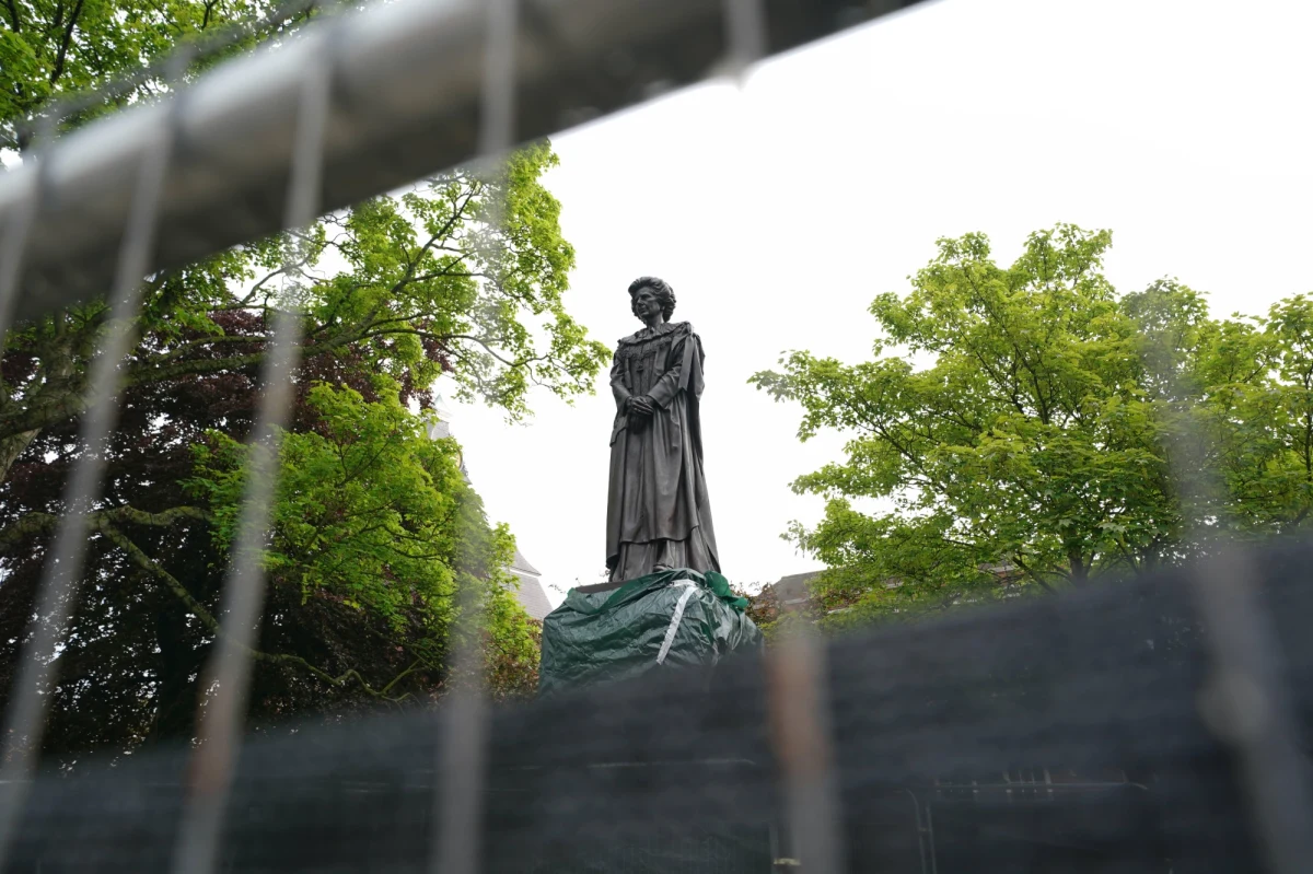 Pomnik byłej brytyjskiej premier Margaret Thatcher został obrzucony jajkami niecałe dwie godziny po odsłonięciu. Nowy monument postawiono w jej rodzinnym mieście Grantham w środkowej Anglii. 