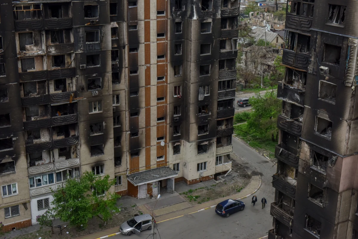 Rosjanie obiecują odszkodowania mieszkańcom Mariupola. Tysiące dolarów wypłacane mają być zarówno za zniszczone domy, jak i za śmierć najbliższych. Warunkiem otrzymania rekompensaty jest jednak podpisanie oświadczenia, że „zniszczeń dokonały wojska ukraińskie” – informuje doradca mera Mariupola Petro Andriuszczenko.