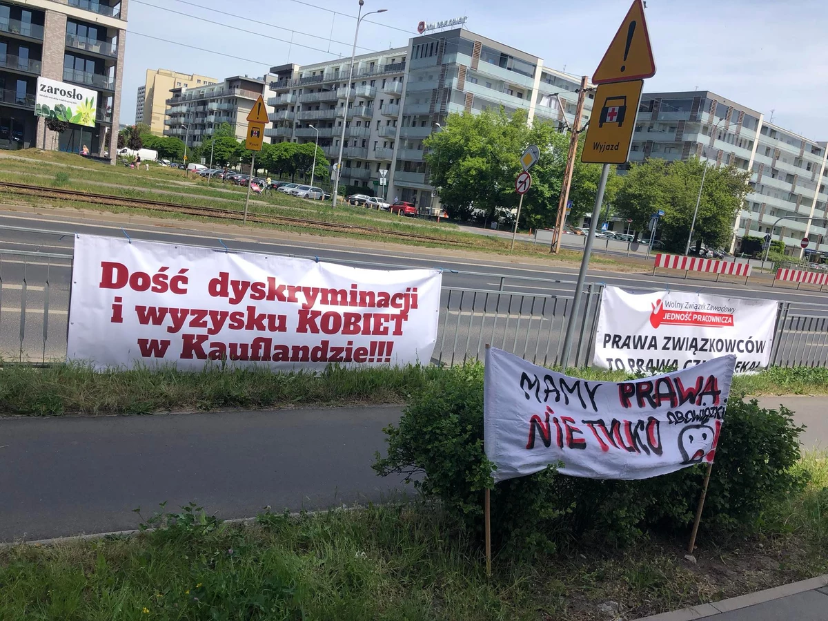 Protest przed siedzibą Kaufland Polska we Wrocławiu. Wolny Związek Zawodowy "Jedność Pracownicza", działający w sieci handlowej ustawił dziś miasteczko przy ul Armii Krajowej 47. Związkowcy domagają się podwyżek, zaprzestania dyskryminacji płacowej kobiet oraz wdrożenia procedur antymobbingowych w firmie.
