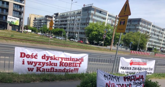 Protest przed siedzibą Kaufland Polska we Wrocławiu. Wolny Związek Zawodowy "Jedność Pracownicza", działający w sieci handlowej ustawił dziś miasteczko przy ul Armii Krajowej 47. Związkowcy domagają się podwyżek, zaprzestania dyskryminacji płacowej kobiet oraz wdrożenia procedur antymobbingowych w firmie.