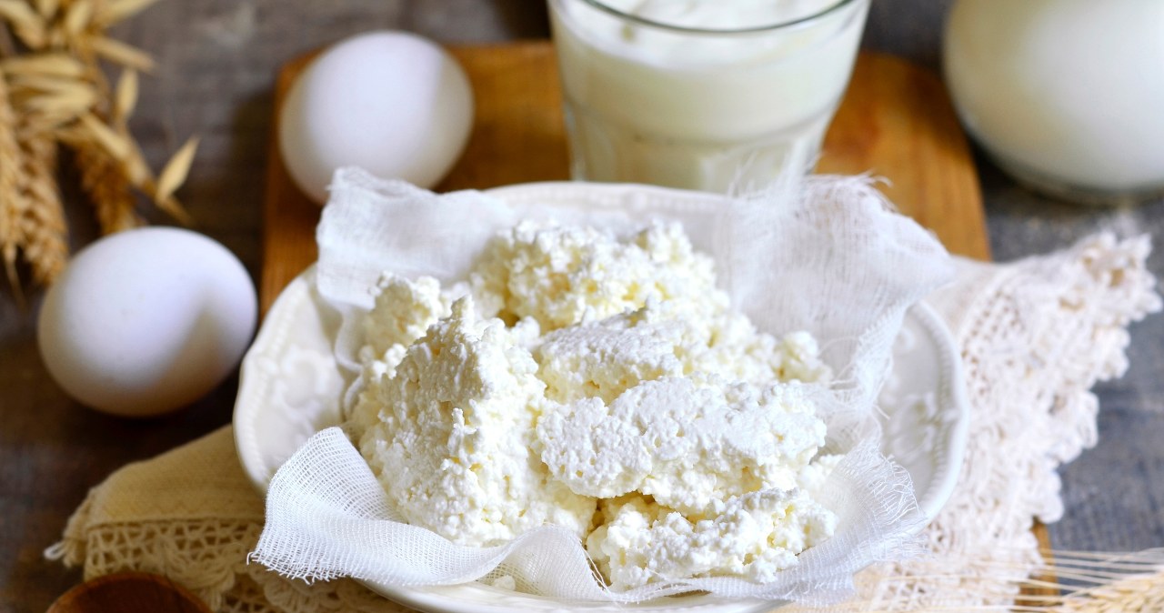Ma mocny smak i bardzo cenny skład. Ten ser warto jeść po 60. roku życia