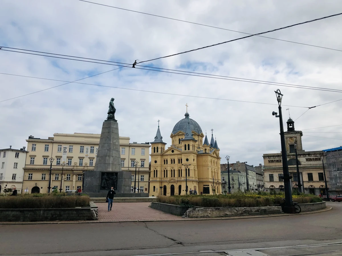 Prawo do ciszy, prawo do emitowania dźwięku i kwestia dotycząca tego, kto powinien decydować o tworzeniu stref ciszy - tym zajmą się naukowcy z Uniwersytetu Łódzkiego. Przeprowadzą tzw. spacery dźwiękowe, czyli badania terenowe nad dźwiękiem. Zarówno w Łodzi, jak i w finlandzkim Tampere i angielskim Manchesterze.