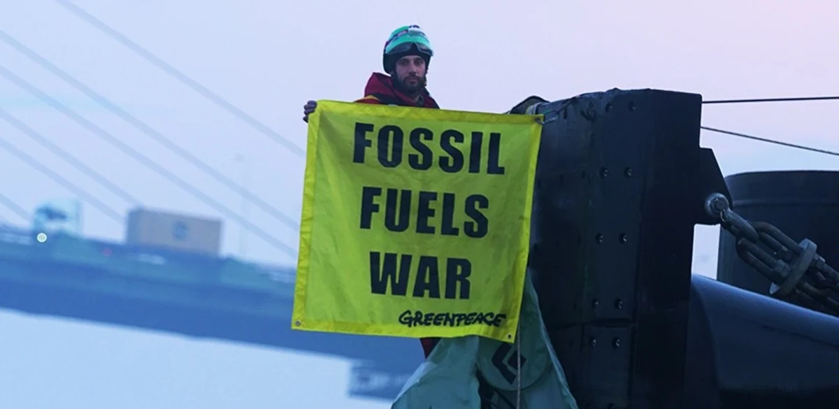 Aktywiści Greenpeace zablokowali grecki tankowiec z rosyjską ropą w porcie w Essex w niedzielę wieczorem. Policja zatrzymała 15 osób, rzecznik brytyjskiego rządu uznał działania członków organizacji za "nie do zaakceptowania" - podaje Sky News. 