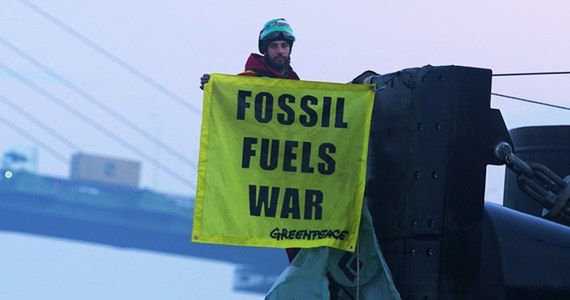 Aktywiści Greenpeace zablokowali grecki tankowiec z rosyjską ropą w porcie w Essex w niedzielę wieczorem. Policja zatrzymała 15 osób, rzecznik brytyjskiego rządu uznał działania członków organizacji za "nie do zaakceptowania" - podaje Sky News. 