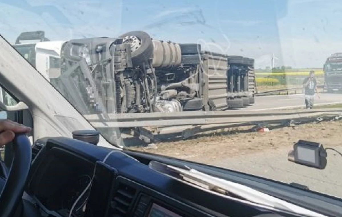 ​Ciężarówka przewróciła się na autostradzie A4 w Mikołajowicach na Dolnym Śląsku. Przez kilka godzin zablokowany był przejazd obydwoma pasami w kierunku Zgorzelca oraz pasem lewym w kierunku Wrocławia.