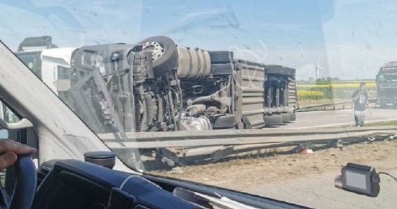 ​Ciężarówka przewróciła się na autostradzie A4 w Mikołajowicach na Dolnym Śląsku. Przez kilka godzin zablokowany był przejazd obydwoma pasami w kierunku Zgorzelca oraz pasem lewym w kierunku Wrocławia.