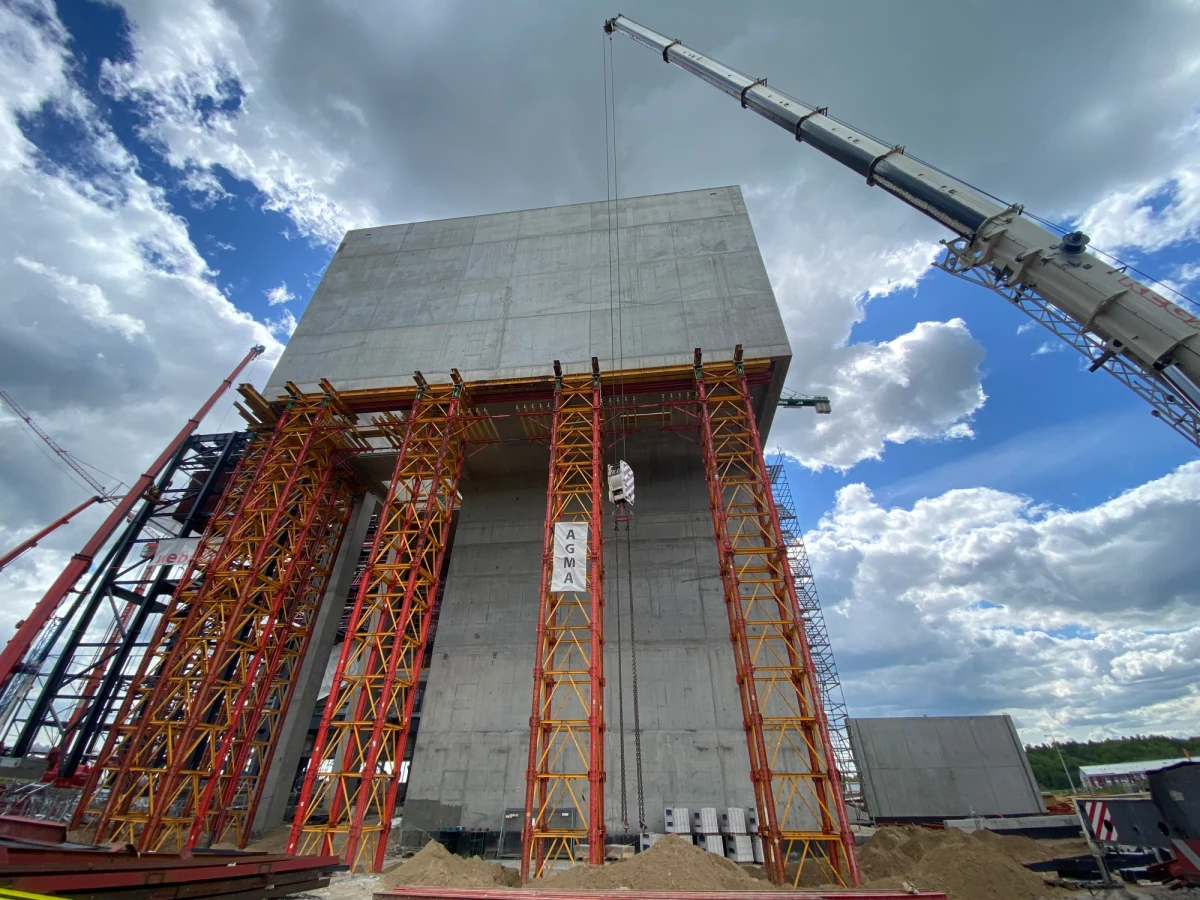 "​Stolem" - taką nazwę wybrano dla 40-tonowego walczaka, czyli kluczowego elementu kotła elektrociepłowni. W gdańskim Porcie Czystej Energii w poniedziałek odbyła się uroczystość chrztu walczaka.