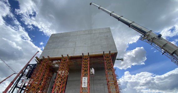 "​Stolem" - taką nazwę wybrano dla 40-tonowego walczaka, czyli kluczowego elementu kotła elektrociepłowni. W gdańskim Porcie Czystej Energii w poniedziałek odbyła się uroczystość chrztu walczaka.