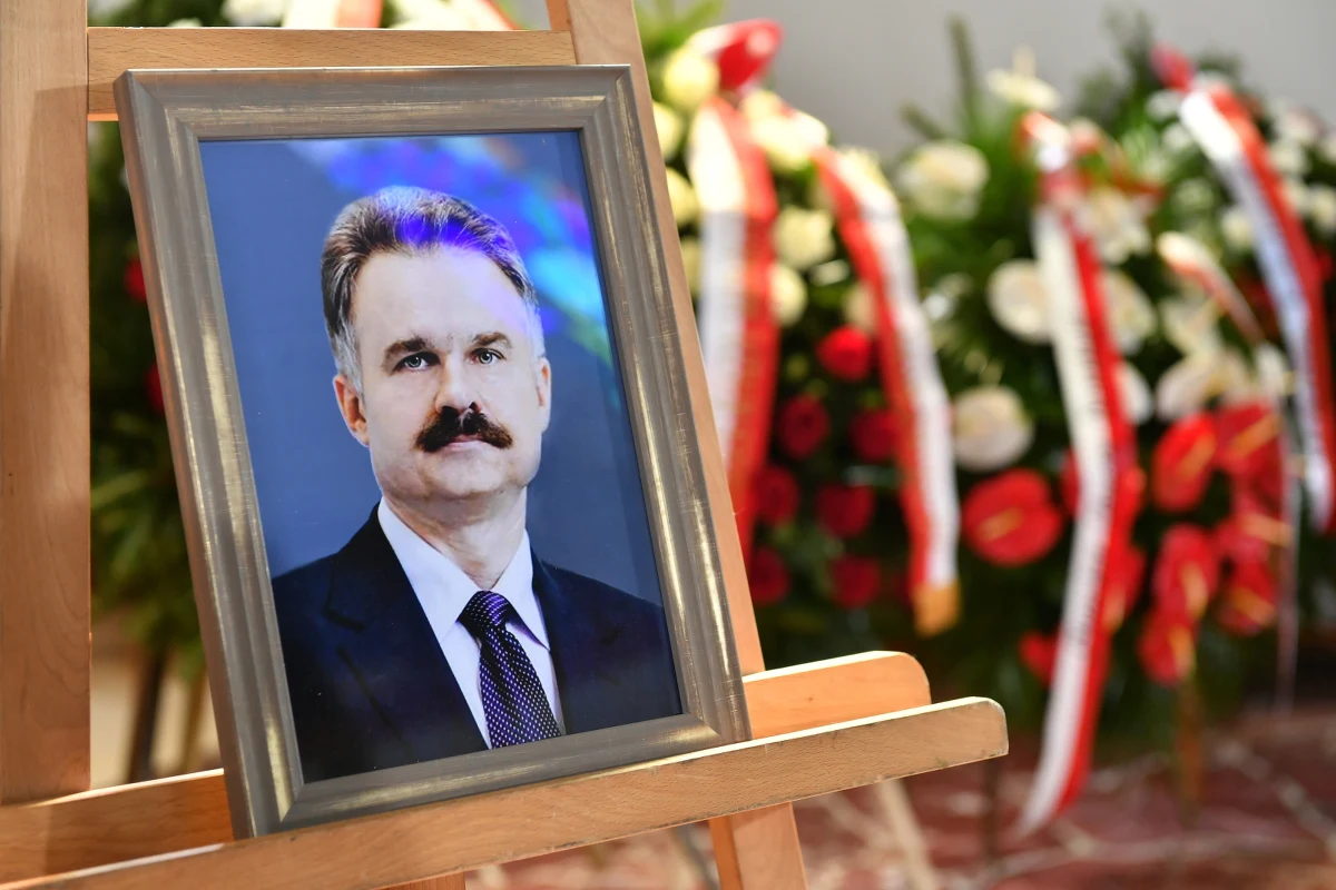 Przedstawiciele rządu, parlamentu i władz samorządowych uczestniczyli w poniedziałek w pogrzebie prof. Waldemara Parucha, pierwszego szefa Centrum Analiz Strategicznych i wykładowcy Uniwersytetu Marii Curie-Skłodowskiej w Lublinie. Profesor spoczął na cmentarzu w Tomaszowicach.